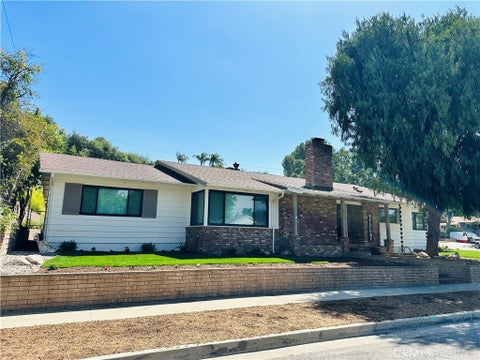 Photo of 23626 Neargate DR, Newhall, CA 91321 (MLS # SR26120503)