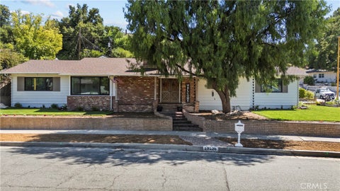 Photo of 23626 Neargate DR, Newhall, CA 91321 (MLS # SR26120503)