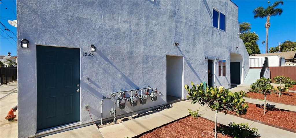 2025 NEW CONSTRUCTION with 2 UNITS NOW LEASED! (Unit 1) 4 Bed - 2 Bath Unit: $3,500. (Unit 2) 4 Bed - 2 Bath Unit: $3,500. 1521 E 66th Street is a 4-unit townhouse-style apartment building located in the ultra-hot Los Angeles neighborhood of Florence-Graham! Completed in 2025, this property is a two-story structure with a combined 4,000 SQFT of rentable space featuring a large 8-CAR GARAGE! The garage area is 1,494 SQFT, which can be converted into an ADU anytime! The units at this property are perfectly positioned for multi-generational families and work-from-home roommate environments. NON-RENT-CONTROLLED 4-units made up of (x3) 4 bedroom & 2 bathroom units and (x1) & a 3 bedroom & 2 bathroom unit.
Along with the potential for high returns, buyers will appreciate the benefits of tastefully designed drought-tolerant landscaping, a builder's warranty, minimal maintenance, and strong rental demand for years to come. Schedule a tour of this property today and experience the pinnacle of style and urban living in Los Angeles. It is conveniently located just minutes from Downtown Los Angeles, South Gate, Lynwood, Compton, and Rancho Dominguez. Commuters will enjoy easy access to the 105, 110, and 405 interstate freeways, connecting residents to job centers across Los Angeles and the South Bay area. This property is an excellent income-generating opportunity—step into immediate cash flow and consider adding it to your portfolio!