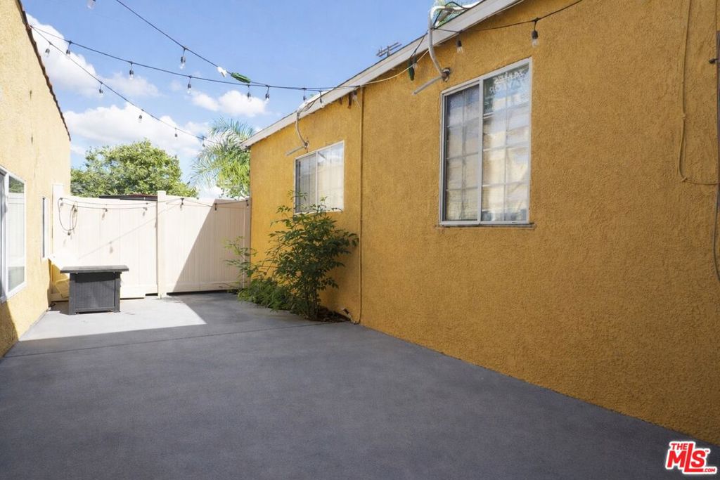 7703 N Hollywood Way