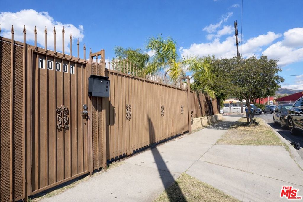 7703 N Hollywood Way