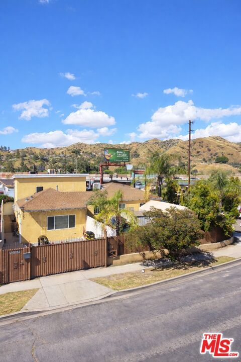 Photo of 7703 N Hollywood Way, Burbank, CA 91505 (MLS # 26761591)