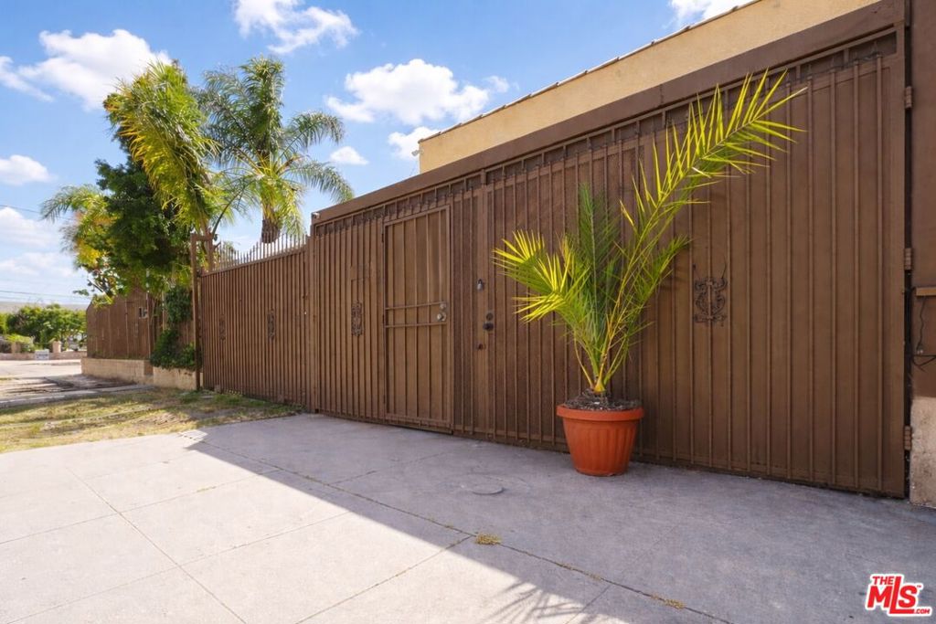 7703 N Hollywood Way