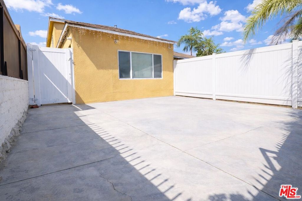 7703 N Hollywood Way