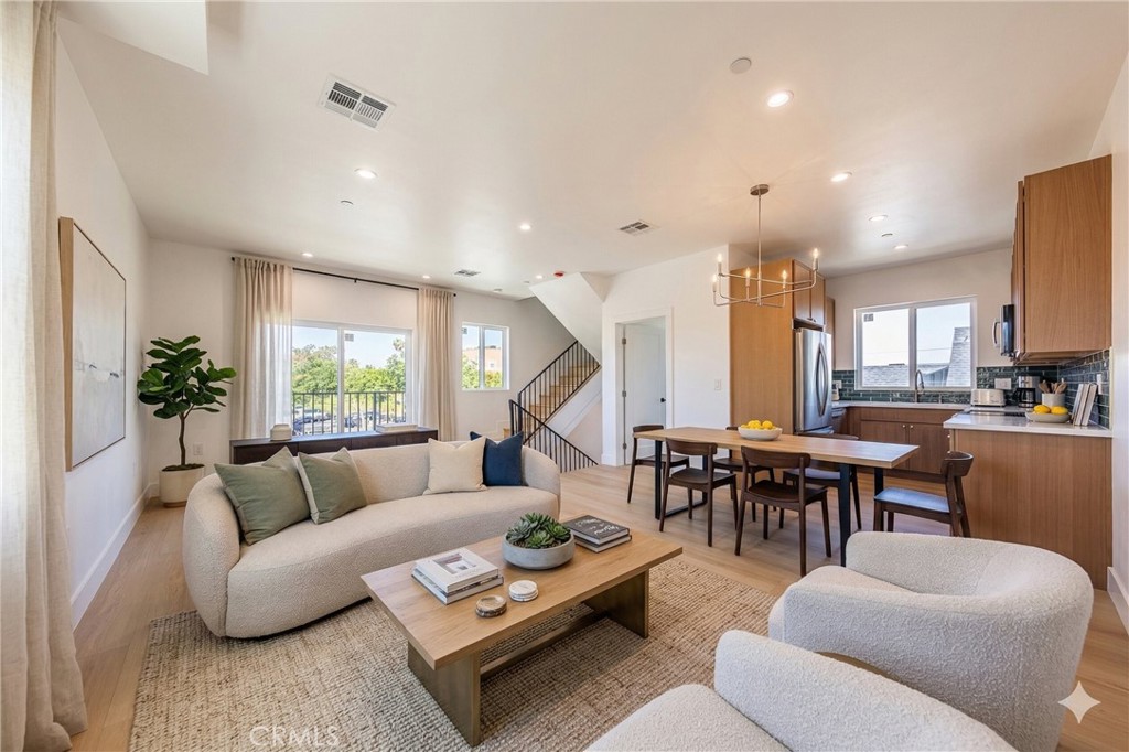2424 S West View