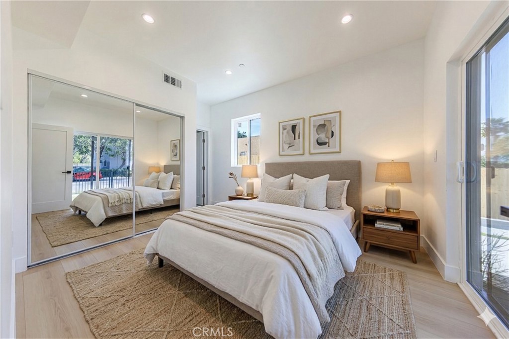 2424 S West View
