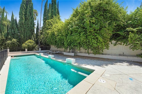 Photo of 22450 Collins ST, Woodland Hills, CA 91367 (MLS # SR26177360)