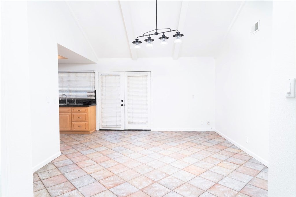 2518 N Hathaway