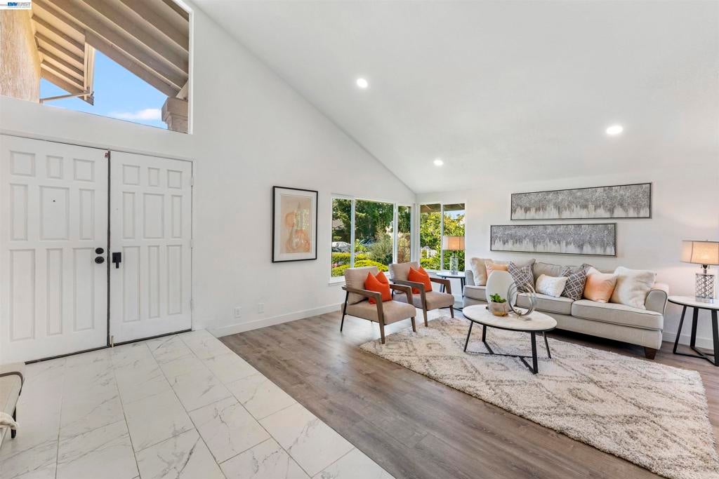 4216 Warbler Loop