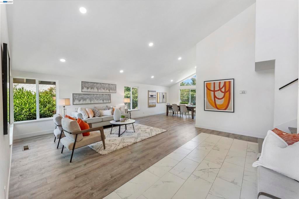 4216 Warbler Loop