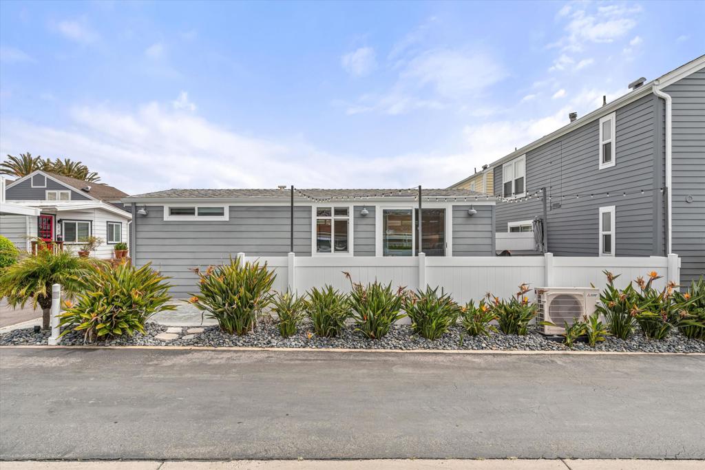 20 El Paseo Street