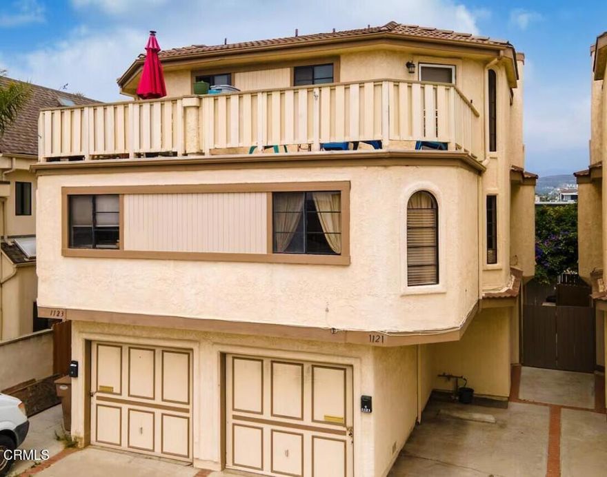 PLENTY OF WALKABLE STORES  VONS  , RESTAURANTS , COFFEE ' SOCIAL TAP' ,   ELEMENTARY SCHOOL ,  FREEWAY LESS THAN 1/2 MILE  VISIT SANTA BARBRA , THOUSAND OAKS , WESTLAKE   - HARBOR BLVD TO BOATS  MORE SHOPPING