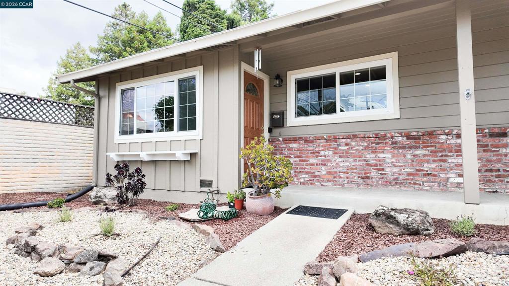 2290 La Mar Drive