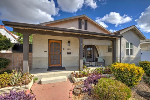 Photo of 2514 Fashion Ave AVE, Long Beach, CA 90810 (MLS # DW26229548)
