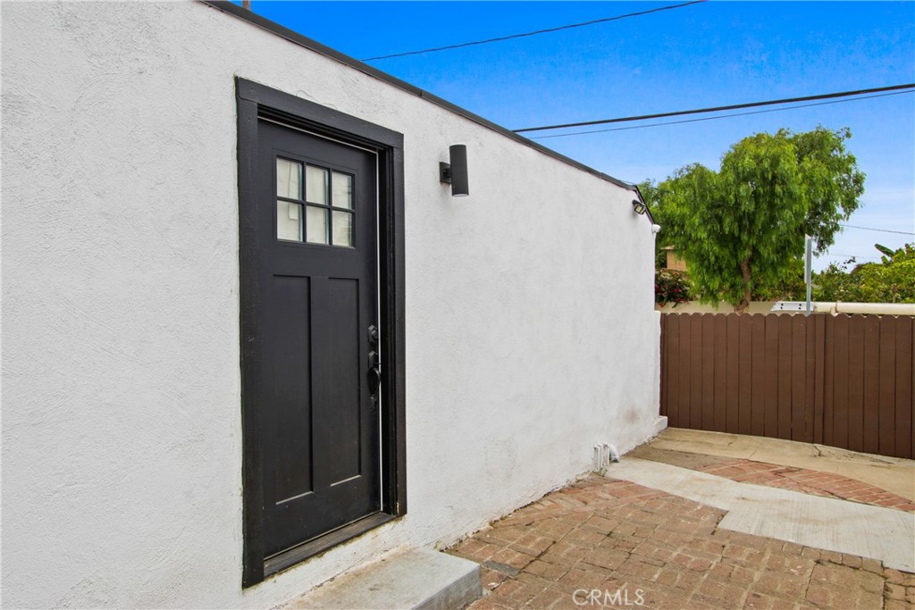 Location Location Location! For Lease Beautiful New 750 sq. ft. ADU with patio, take a look at this stunning brand-new 1 bedroom 1 bath Accessory Dwelling Unit. featuring a sleek modern kitchen, a private patio perfect for relaxing, and a mini-split system for year-round comfort-especially on those summer nights. Ideally located just 17 minutes from Playa Del Rey and minutes from Downtown Los Angels Enjoy being close to top attractions like SoFi Stadium and Crypto.com Arena, with easy access to the 105 and 110 freeways. Don't wait-this opportunity wont' last!
