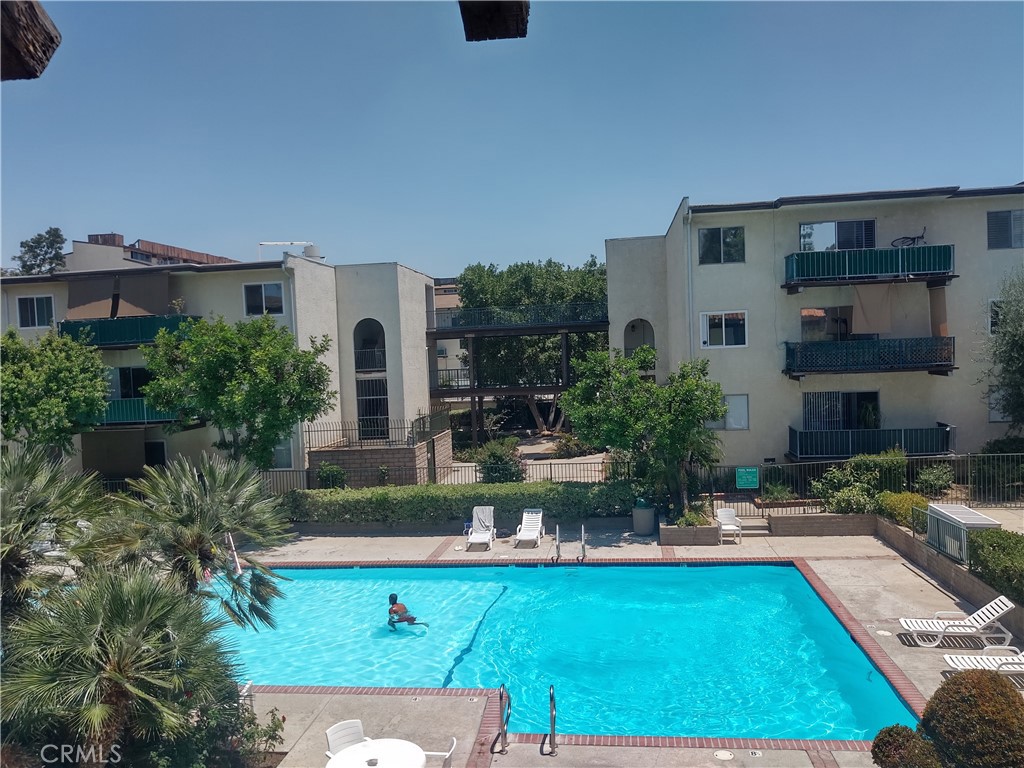 Welcome to Encino Oaks. A prime opportunity for first-time buyers, investors, or anyone looking to add value. This two-bedroom, two-bath condo offers a spacious living area with a private balcony, breakfast-bar kitchen, wood-look laminate flooring, tile in wet areas, recessed lighting, and central HVAC. With light cosmetic updates, it has excellent potential for appreciation and long-term upside.
The community is known for strong rental demand, making this a smart choice for those seeking rental income. Residents enjoy resort-style amenities including a sparkling pool, spa, tennis courts, multiple fitness centers with saunas, BBQ areas, 24-hour security, and a pet-friendly, park-like setting. HOA dues include water, trash, and sewage for added convenience.
Perfectly located with easy access to Ventura Boulevard, the 101 Freeway, Balboa Sports Center, and Tarzana Square.
