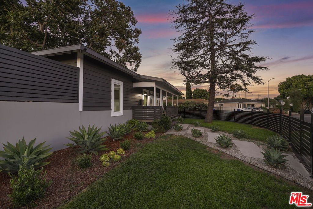 Photo of 2630 Granville Avenue, Los Angeles, CA 90064 (MLS # 25602001)
