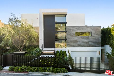 Photo of 9607 Highridge Drive, Beverly Hills, CA 90210 (MLS # 25628651)