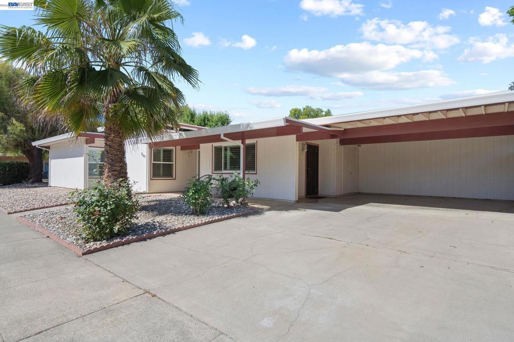 3107 Corona Dr