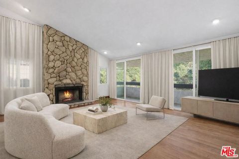 Photo of 4345 Canoga Avenue, Woodland Hills, CA 91364 (MLS # 25626955)