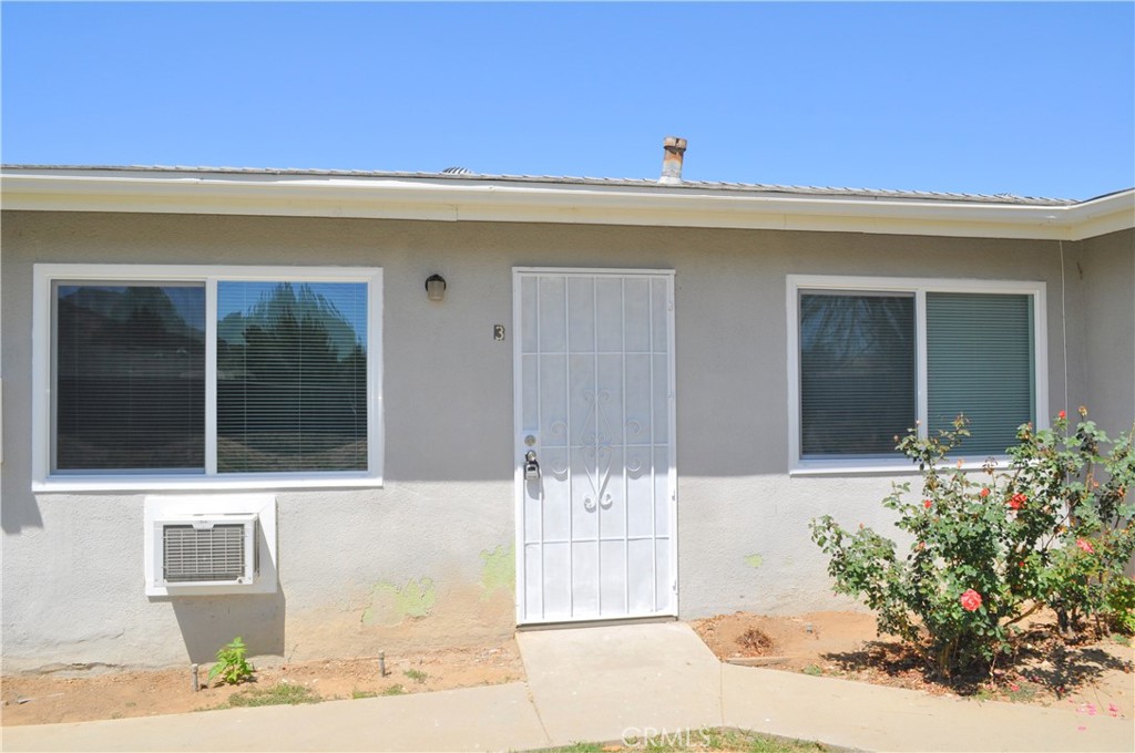 Single-Story 1-Bedroom Apartment in Grand Terrace! The convenience of the city in a Smaller Community Setting. Remodeled Bathroom and Kitchen, Stove/Oven (gas), Window AC Unit, and Wall Heater.Vinyl Plank Flooring throughout the apartment. On-Site Laundry Facilities and 1 Carport Parking Space. Water, Trash, and Sewer Provided! No Pets Please.