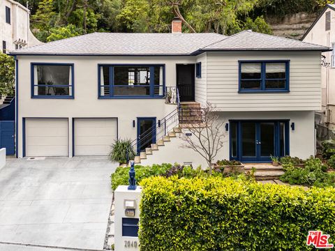 Photo of 2940 N Beachwood Drive, Los Angeles, CA 90068 (MLS # 25630035)