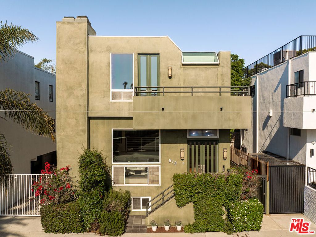 Photo of 613 Mildred Avenue, Venice, CA 90291 (MLS # 25615931)