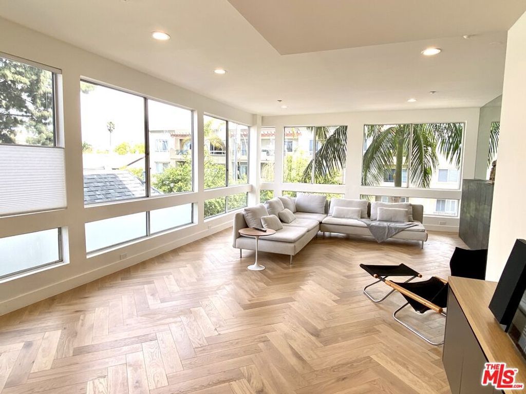 Photo of 2237 S Bentley Avenue #302, Los Angeles, CA 90064 (MLS # 25594721)