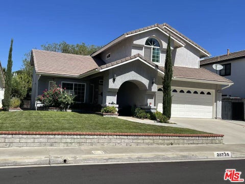 Photo of 28735 Citrus Place, Santa Clarita, CA 91390 (MLS # 26860463)