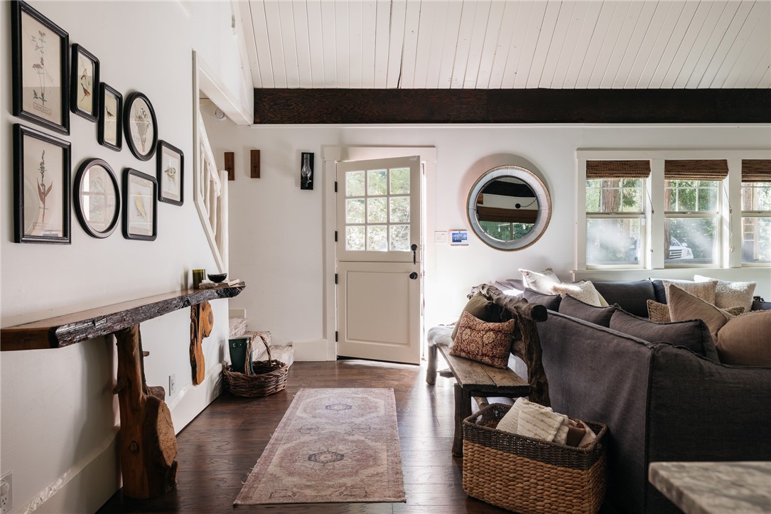 Properties 3 224 Crest Circle