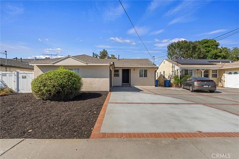 Photo of 13739 Wyandotte St, Van Nuys, CA 91405 (MLS # GD26078729)
