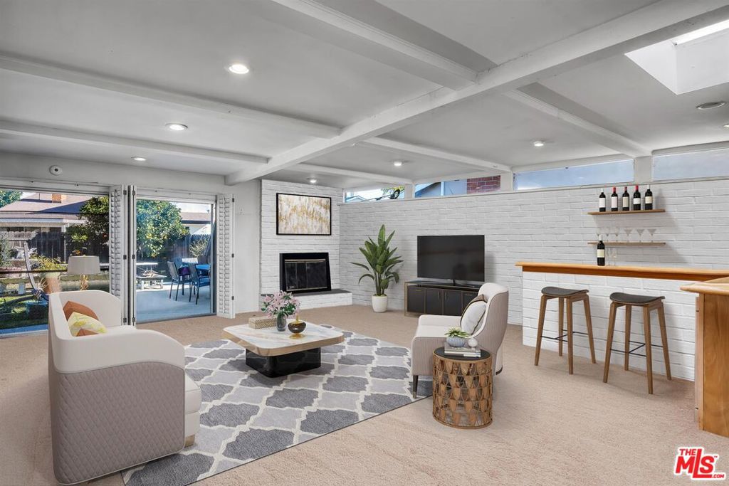 5100 Lindblade Drive