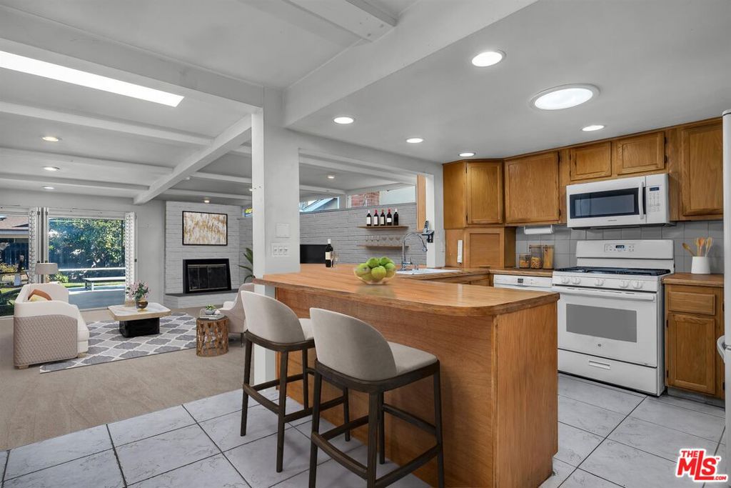 5100 Lindblade Drive