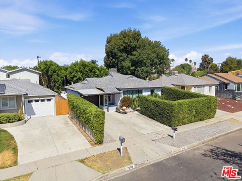 Photo of 7007 Claire Avenue, Los Angeles, CA 91335 (MLS # 26868373)