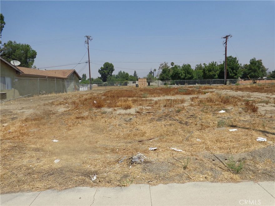 Great Investment Opportunity To Build Your Dream Home.  Due To SB9 You Can Have Your Single Family Home, Jr. ADU And Back ADU.  It Is In A Prime Area Of Hemet, Near All Services.  Nice Flat Lot Ready For Your Project.