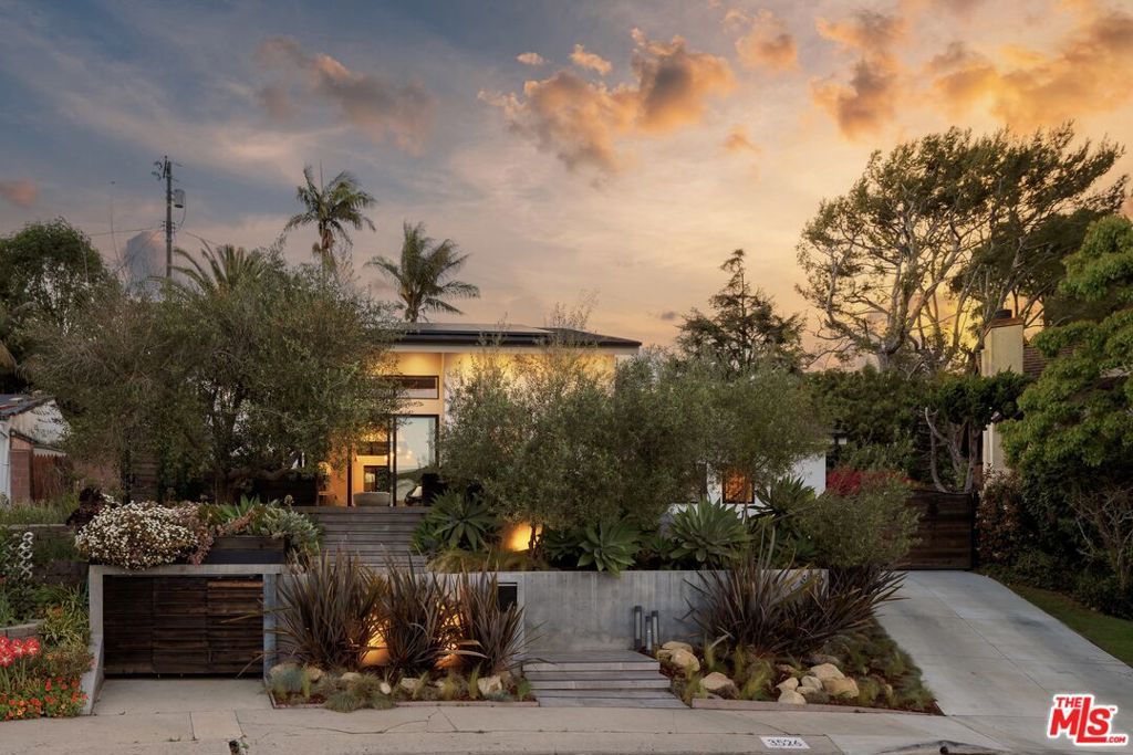 Photo of 3526 Stoner Avenue, Los Angeles, CA 90066 (MLS # 26702385)