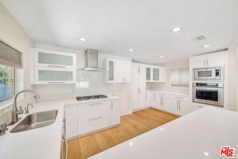 Photo of 21817 Providencia Street, Woodland Hills, CA 91364 (MLS # 26671289)