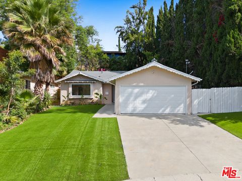 Photo of 21817 Providencia Street, Woodland Hills, CA 91364 (MLS # 26671289)