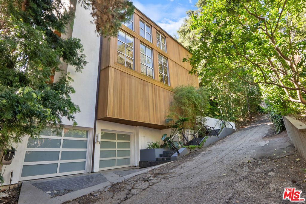 Photo of 9976 Westwanda Drive, Beverly Hills, CA 90210 (MLS # 26681191)