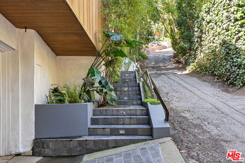 9976 Westwanda Drive, Beverly Hills CA 90210