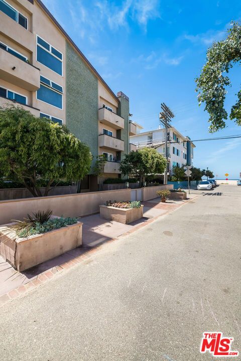 16 Quarterdeck Street 102 Marina Del Rey CA 90292