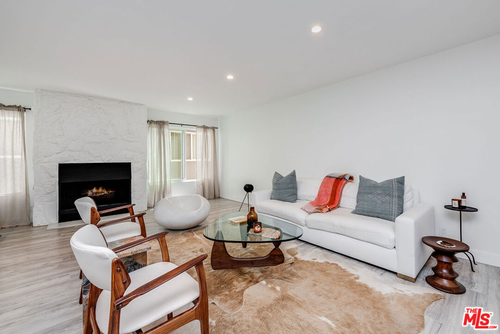 16 Quarterdeck Street 102