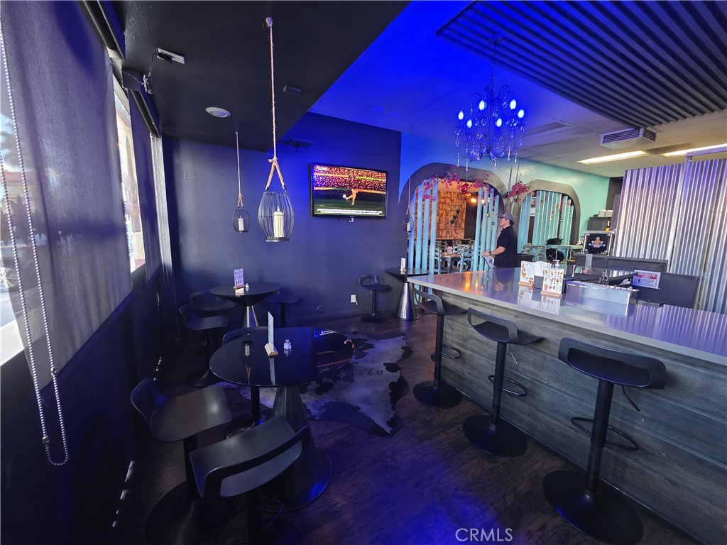 7213 Balboa Boulevard