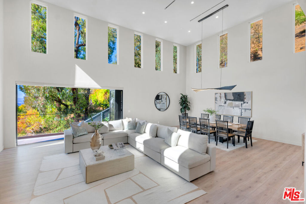 7966 Mulholland Drive