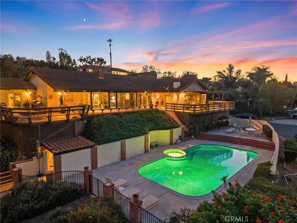 14560 Viewcrest