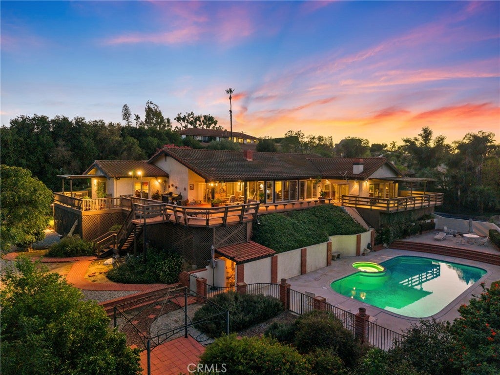 14560 Viewcrest