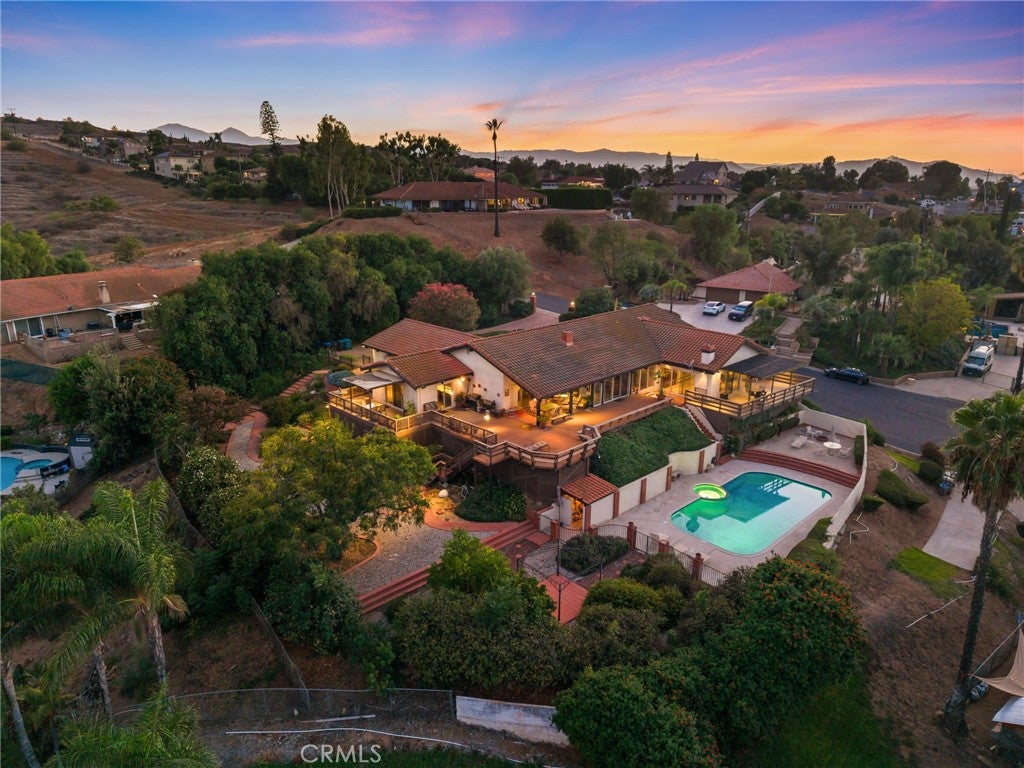 14560 Viewcrest