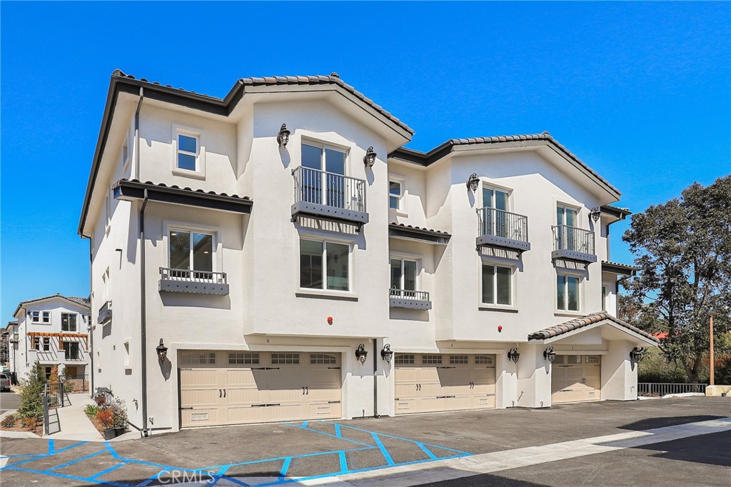 6 Bethpage Lane
