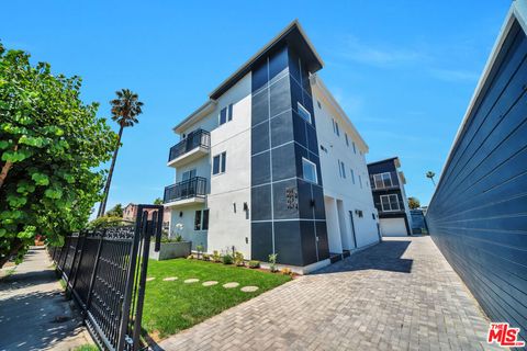 Photo of 957 1/2 N Ridgewood Place, Los Angeles, CA 90038 (MLS # 25576373) Photo of 957 1/2 N Ridgewood Place, Los Angeles, CA 90038 (MLS # 25576373)
