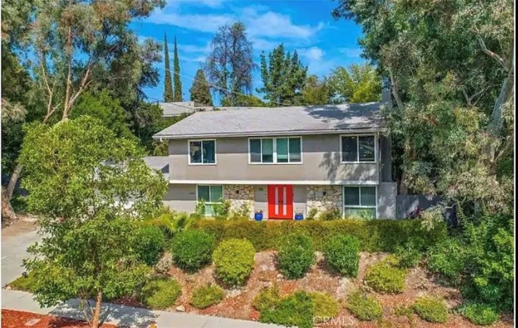 Photo of 5500 Blanco Avenue, Woodland Hills, CA 91367 (MLS # SR25214000)